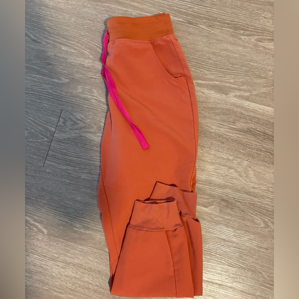Figs Women’s Terracotta Zamora High Waisted Scrub Pants Petite Small